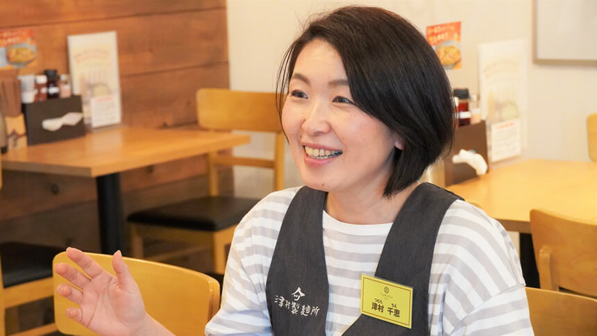 笑顔でエピソードを語る津村専務