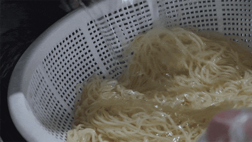 茹でたひやむぎを冷水で締める