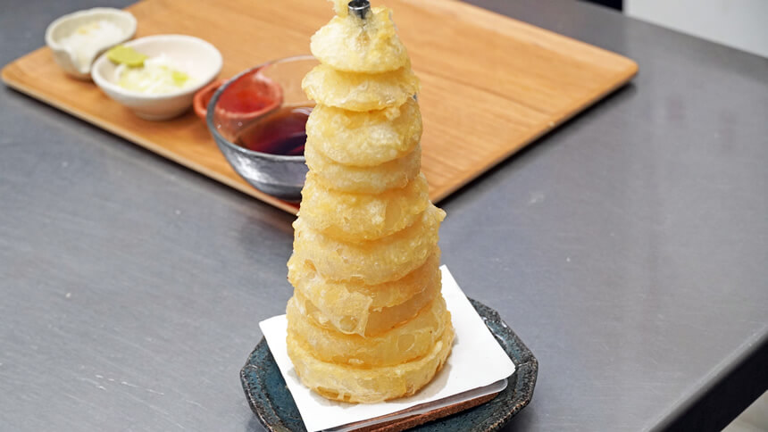 積み上げられた玉ねぎの天ぷら