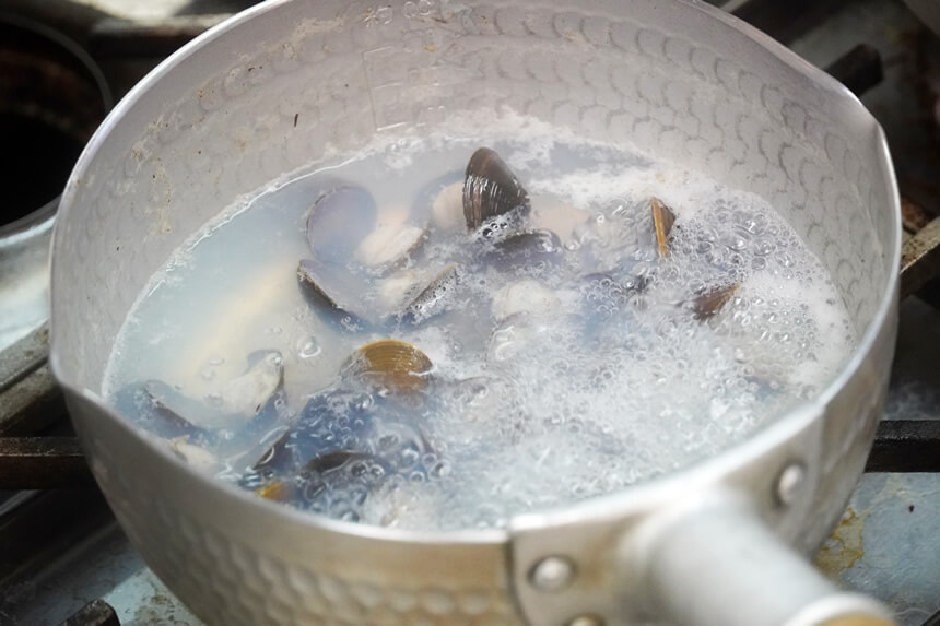 しじみラーメン 鍋で煮立つしじみ