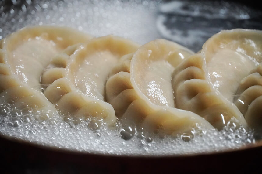 餃子を茹でると皮がプルプルに
