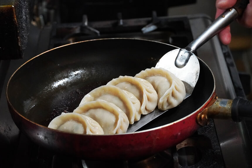餃子 テフロン加工フライパン 焼く
